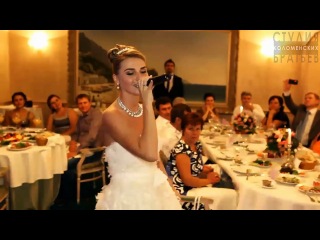 the bride raps at the wedding as a gift to the groom