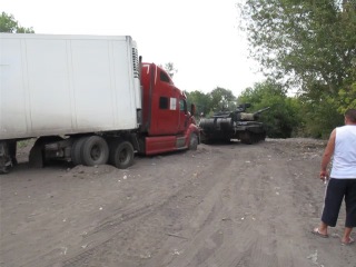 the tank pulls the truck to the bike show in volgograd